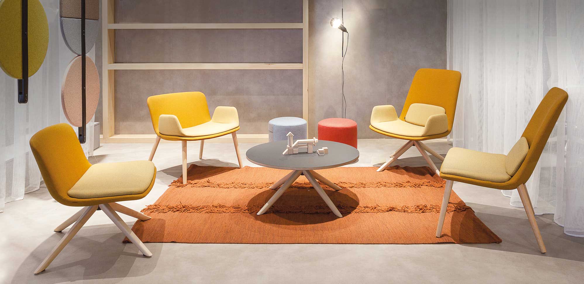 Espacio lounge en oficina con asientos amarillos